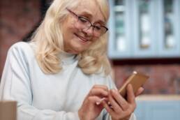 Imagem mostra senhora idosa fazendo a prova de vida pelo celular